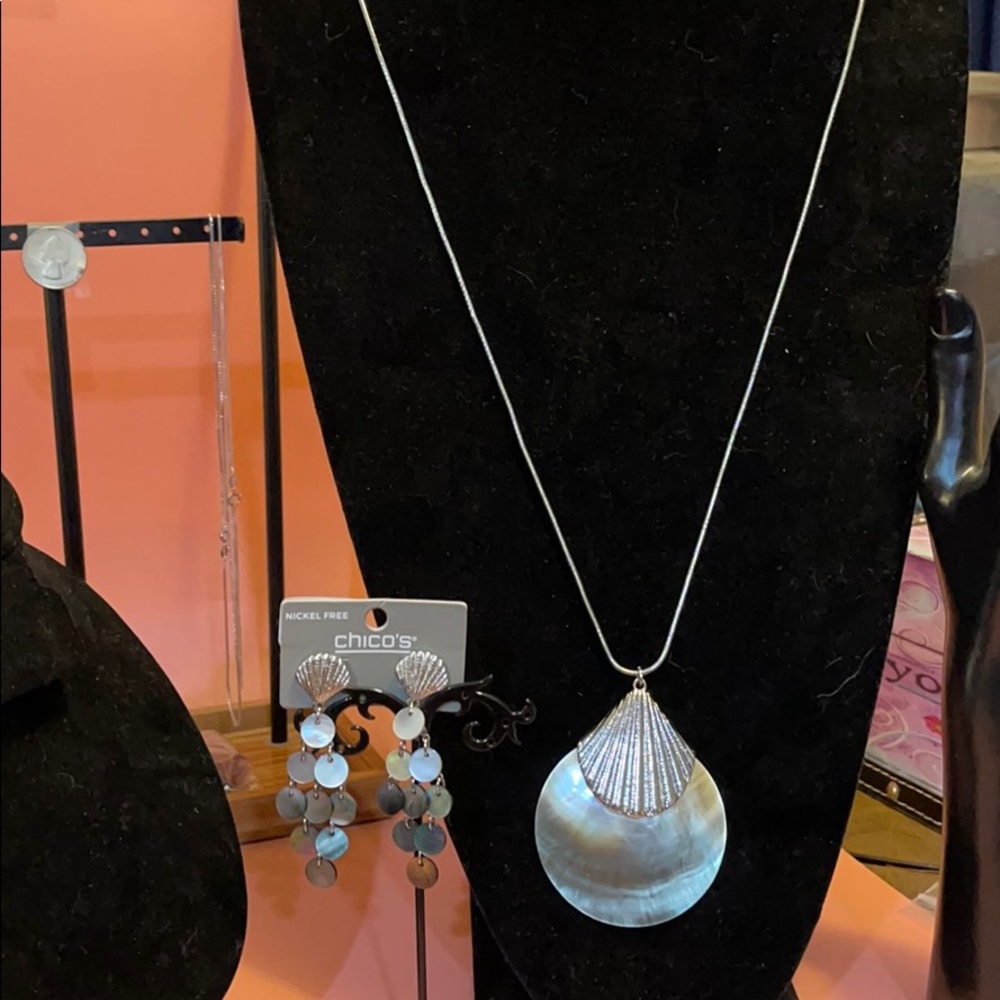 Chico’s NWT faux shell pendant necklace&earrings.4